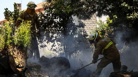 Bomberos peleando con las llamas en el frente de Foia, tambi�n en el �rea de Monchique 