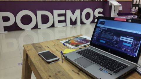 Punto de votaci�n telem�tica en la sede de Oviedo