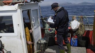 Gardacostas lucha contra el furtivismo por mar y tierra, con controles como el de este inspector en un pesquero