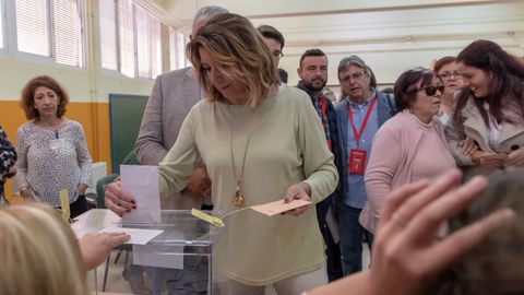 La secretaria general del PSOE de Andaluca, Susana Daz, en el momento de introducir uno de los sobres con su voto en una urna del Colegio Alfares en el barrio de Triana de Sevilla.