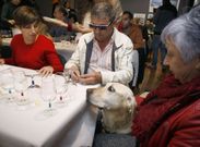 Uno de los asistentes acudi� con su perro gu�a a la sesi�n de cata. 