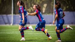 Mar�a M�ndez, a la izquierda, celebra uno de sus goles en la Copa de la Reina