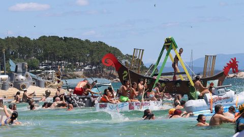 Festa da Dorna: Rejata de Embarcasi�ns feitas a machada e pan de millo na playa de Coroso