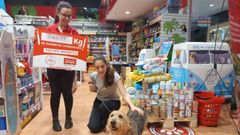 La Fundaci�n Kiwoko y los clientes de la tienda para animales del centro comercial As Cancelas apoyaron una campa�a a favor del Refuxio de Bando en la que se obtuvieron 222 kilos de pienso, chuches, comida h�meda y alimento para los cachorros (que era lo que m�s urg�a).