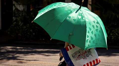 Una mujer tap�ndose del sol en Portland que sufre una ola de calor