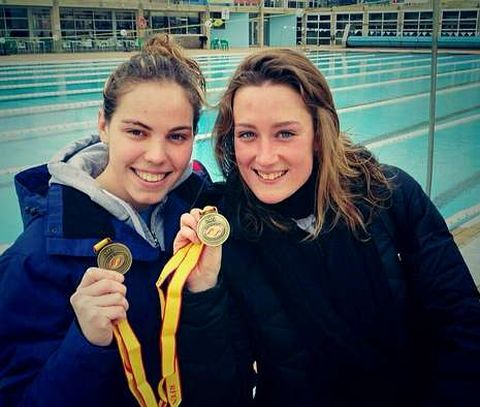 Mar�a Vilas y Mireia Belmonte posan con las medallas que lograron ayer en el 5.000.