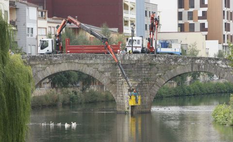 <span lang= es-es >Corte de tr�fico</span>. El puente viejo permaneci� cortado al tr�fico cerca de cuatro horas para que la maquinaria pudiese trabajar. A lo largo de la ma�ana se produjeron algunos atascos en la calle Corredoira, por la que se desvi� la circulaci�n a trav�s de Santa Clara. 