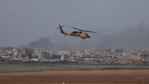 Un helic�ptero israel� sobrevuela las inmediaciones de la Franja de Gaza.