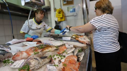 Pescados capturados por barcos de Celeiro, este 16 de junio, en una pescader�a de la plaza de abastos de Viveiro.