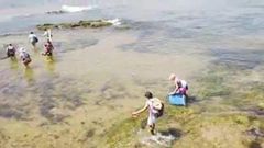 Un grupo de personas accede a San Lorenzo por una zona en la que no hay acomodadores