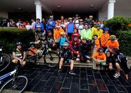 Pese a la lluvia, 206 personas se inscribieron ayer en A Laracha; en la imagen, un grupo de ellas. 