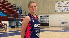 Nikola Priede posando con la nueva equipaci�n del Baxi Ferrol