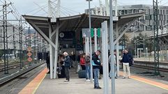 Viajeros en la estaci�n de Pontevedra esperando por los trenes cuya circulaci�n est� interrumpida.