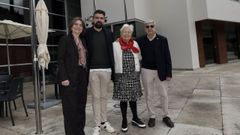 Charo, junto a su familia en una imagen tomada ante el Hotel Ego en el 2024.