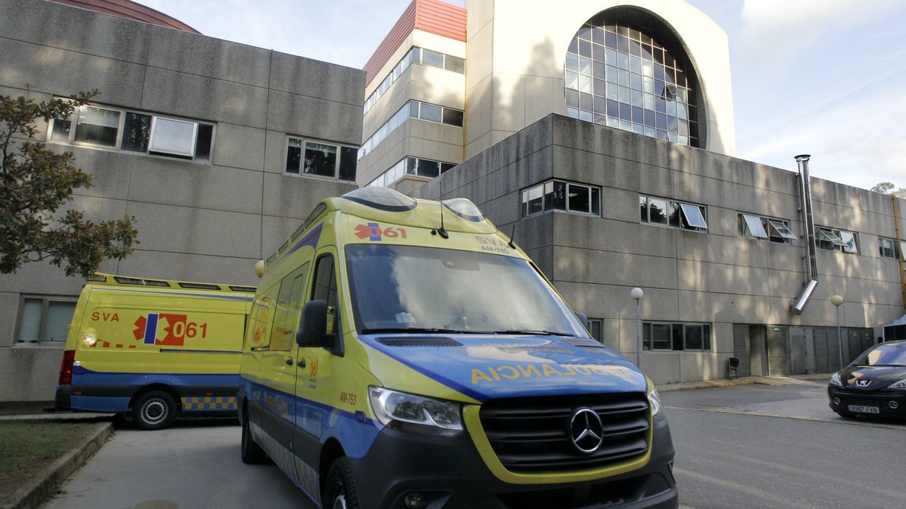 Un hombre huye de la policía, agrede a un agente y acaba en el hospital