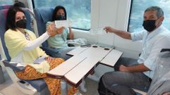 Sonia, Iria y Tom�s, que esta ma�ana estrenaron sus abonos gratuitos para viajar en los trenes del Eje Atl�ntico. En la imagen, en el trayecto de Vilagarc�a a Pontevedra 