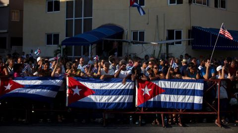 Gente espera cerca de la embajada de Estados Unidos en La Habana