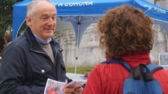 El portavoz local del PP, Miguel Lorenzo, hablando con una vecina delante de la carpa de la campa�a que han iniciado los populares por el parque del Agra