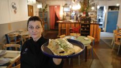 Alma Garc�a posa con el canel�n de rabo estofado que estos d�as preparan en el restaurante para estas jornadas, en las que tambi�n ofrecen jurel escabechado y tibio de verduras