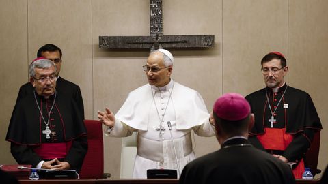 El papa Le�n XIV saluda a los obispos