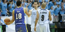 Llorca, entre Suka y Dani L�pez durante el play off. 