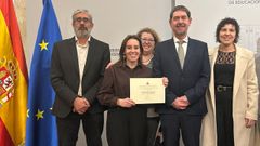 El secretario de Estado de Educaci�n, Abelardo de la Rosa, entrega la distinci�n a los representantes del colegio de Rubi�ns