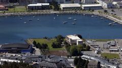 Vista a�rea de la zona costera de Viveiro, con el hipermercado o el Casino en primer plano