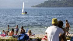 Ba�istas en la playa del lago de As Pontes