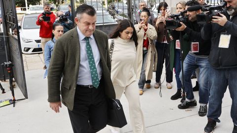 Katy Silva junto a su abogado, a su llegada a los juzgados, minutos antes de la lectura del veredicto por el crimen de Samuel Luiz