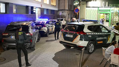 Agentes en el entorno de la casa donde se encontr� a la madre y a su hija asesinadas