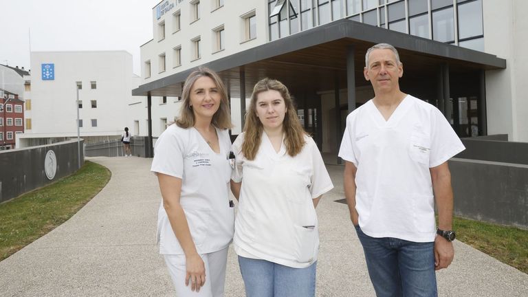 De izquierda a derecha, los enfermeros�Candela Fraga, Sandra Garc�a y Manuel Antonio Gonz�lez, delante del CIS A Residencia.