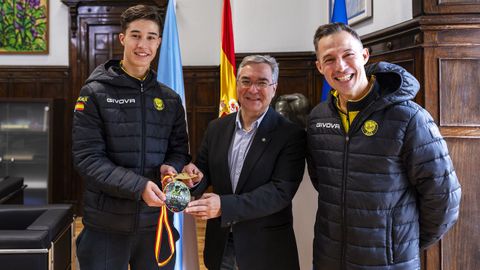 Luis Menor Prez con Jacobo Casado, campen de Espaa de krate cadete en la categora +70 y Alberto Casado, su entrenador.
