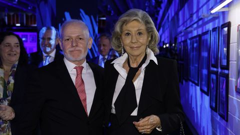Lois Blanco, presidente de La Voz de Galicia y de la Fundación Santiago Rey Fernández-Latorre, con Salomé Fernández-San Julián, patrona de la Fundación Santiago Rey Fernández-Latorre