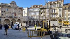 Comienza el montaje en la plaza Mayor de la carpa que proteger� de la lluvia el entroido
