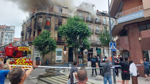 Los incendios en edificios abandonados, o casi, de la ciudad de Ourense son a veces una met�fora de la actualidad: arde, hay mucho humo y huele a quemado.