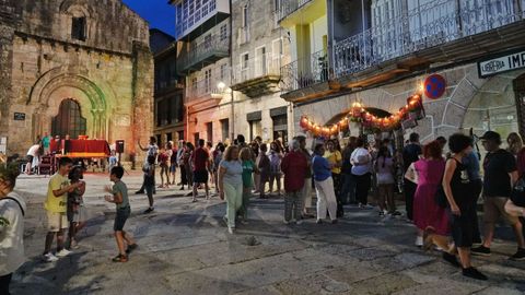 Noite de San Xoán en Ourense.La plaza de San Xoán fue escenario de una animada celebración en Ribadavia