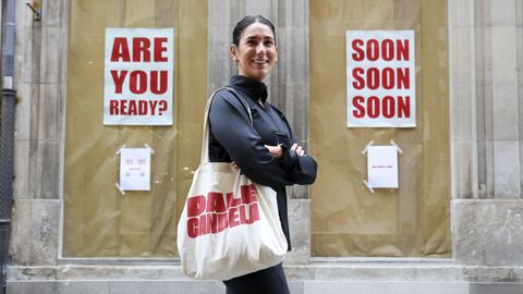 Candela Otero, retratada delante del bajo donde abrirá el estudio Dale Candela, donde impartirá clases de barre, pilates y ciclo