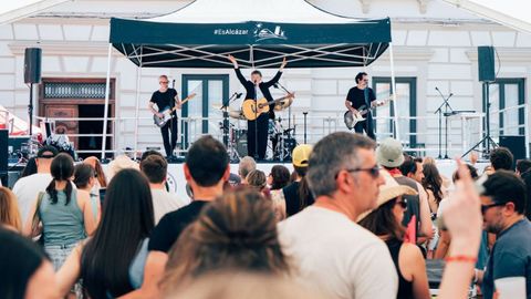 Actuaci�n del grupo Elefantes en el Festial!