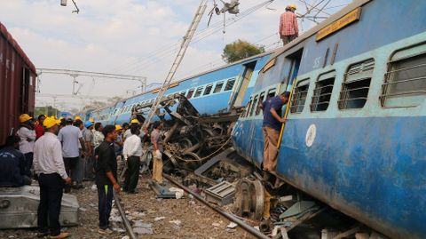 Al menos 32 muertos y 50 heridos al descarrilar un tren de pasajeros en India