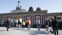 Colas para entrar en el cementerio de San Froil�n, en Lugo.