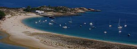 Playa de Rodas, en las C�es, una de las m�s espectaculares de Galicia. 