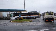 Dos autocares en el entorno de la estaci&oacute;n de A Pobra, inaugurada en el 2002.