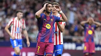 Ferran Torres se lamenta de una ocasi&oacute;n ante Robin Le Normand.