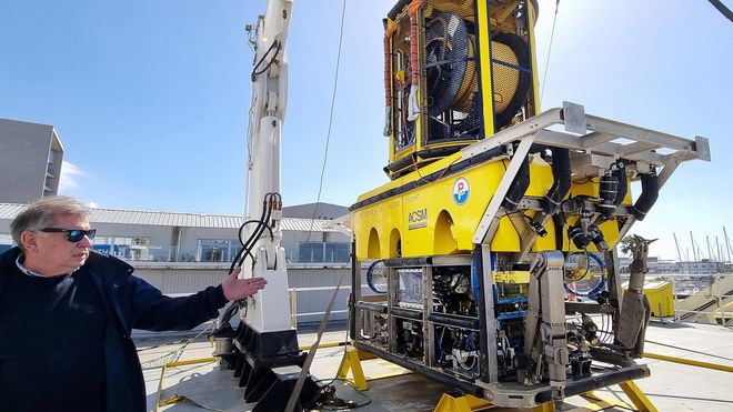 Imagen del 2023 en la que el director de ACSM, Jos&eacute; Cubeiro, ense&ntilde;a el ROV que enviaron a aguas de Terranova a bordo del buque &Aacute;rtabro. Fue el veh&iacute;culo empleado para filmar el pecio del Villa de Pitanxo.