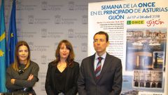 Eva Ill�n, Aitana Mart�nez y Pedro Ortiz, en la presentaci�n de la Semana de la ONCE en Gij�n