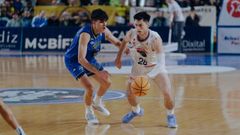 Isaac V�zquez presiona a un Barcello al que fren� en varias ocasiones