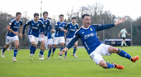 Aimar Collante celebra su primer gol en el Vetusta-Covadonga