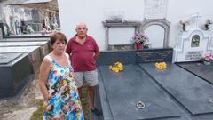 Pilar Vila Toir�n y Armado, su hermano, junto a la tumba de la que denuncian la manipulaci�n, la de la izquierda