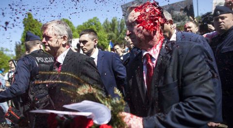 Atacan con pintura roja al embajador ruso en Polonia en una ofrenda con motivo del D�a de la Victoria