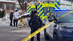 Una ambulancia se prepara para salir con una mujer que fue tiroteada por un agente